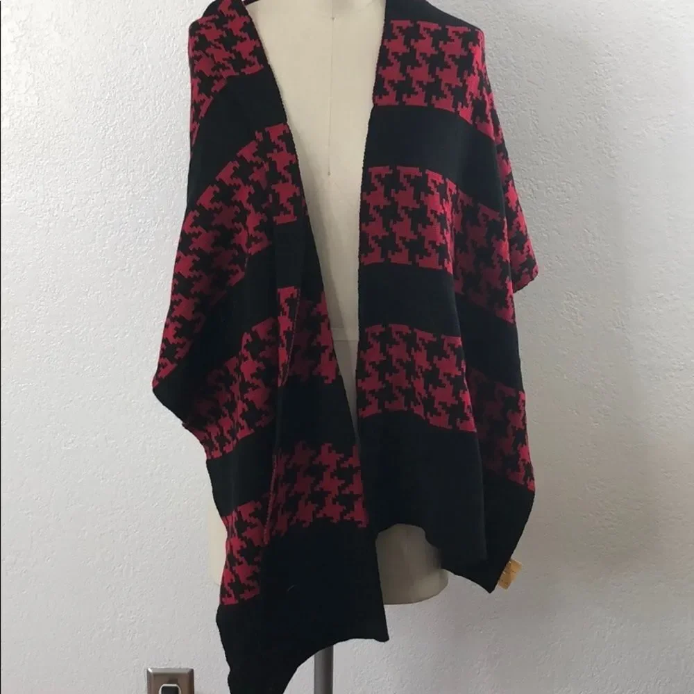 New red saks fifth avenue houndstooth scarf shrug
